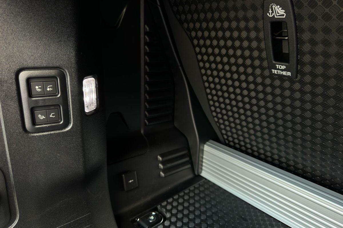 Land Rover Defender 90 V8 5.0 "Carpathian Edition"