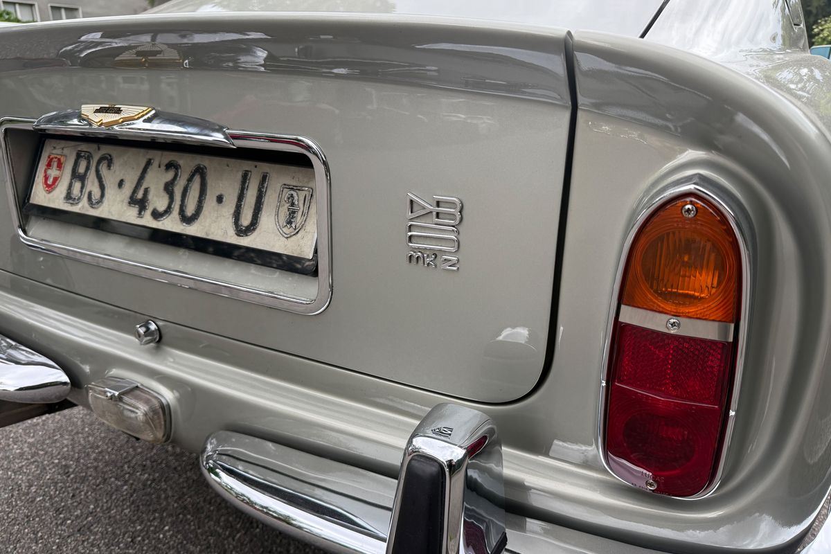 Aston Martin DB6 Vantage