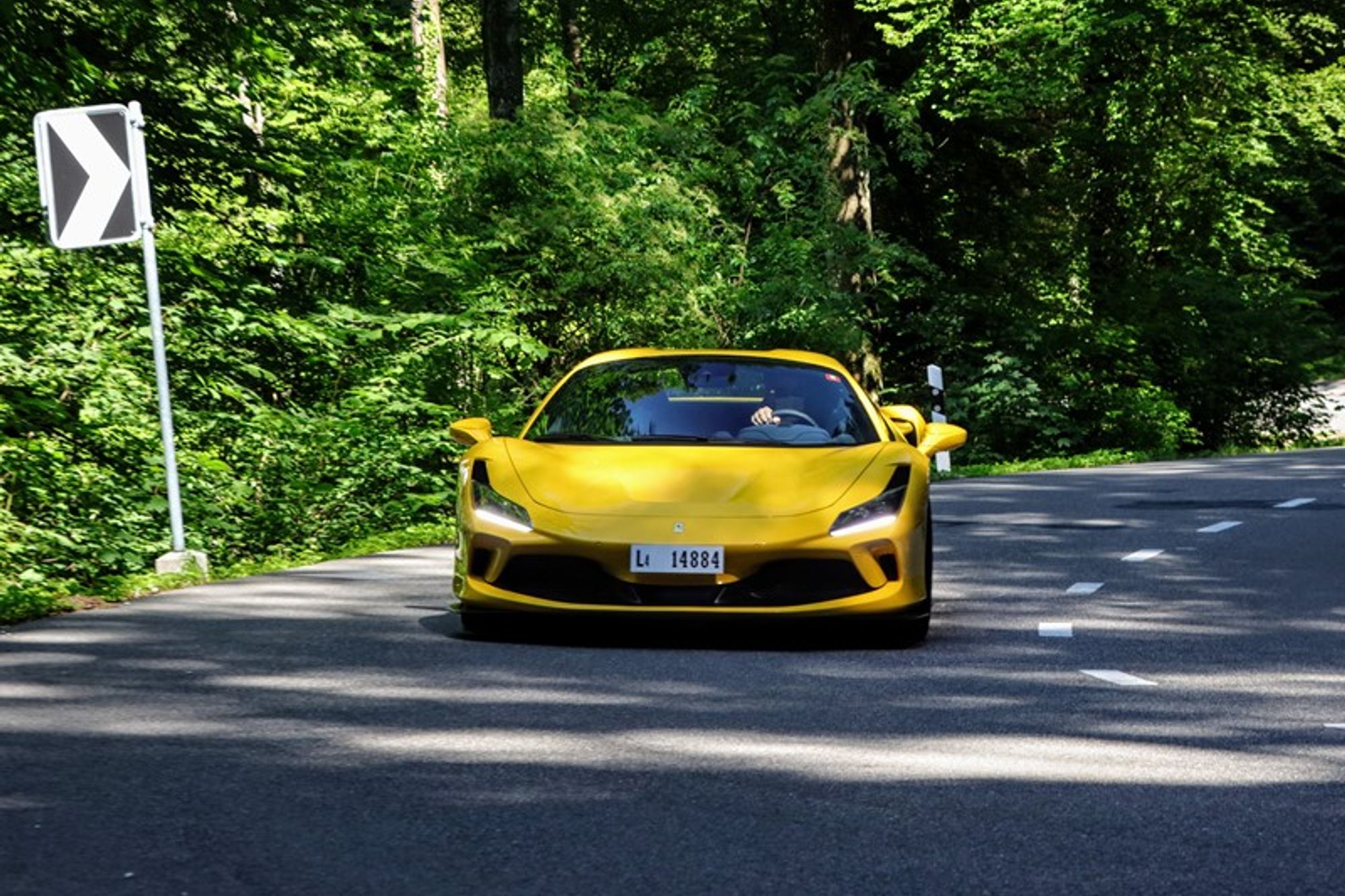 Erleben Sie den Ferrari F8 Tributo während einer Probefahrt