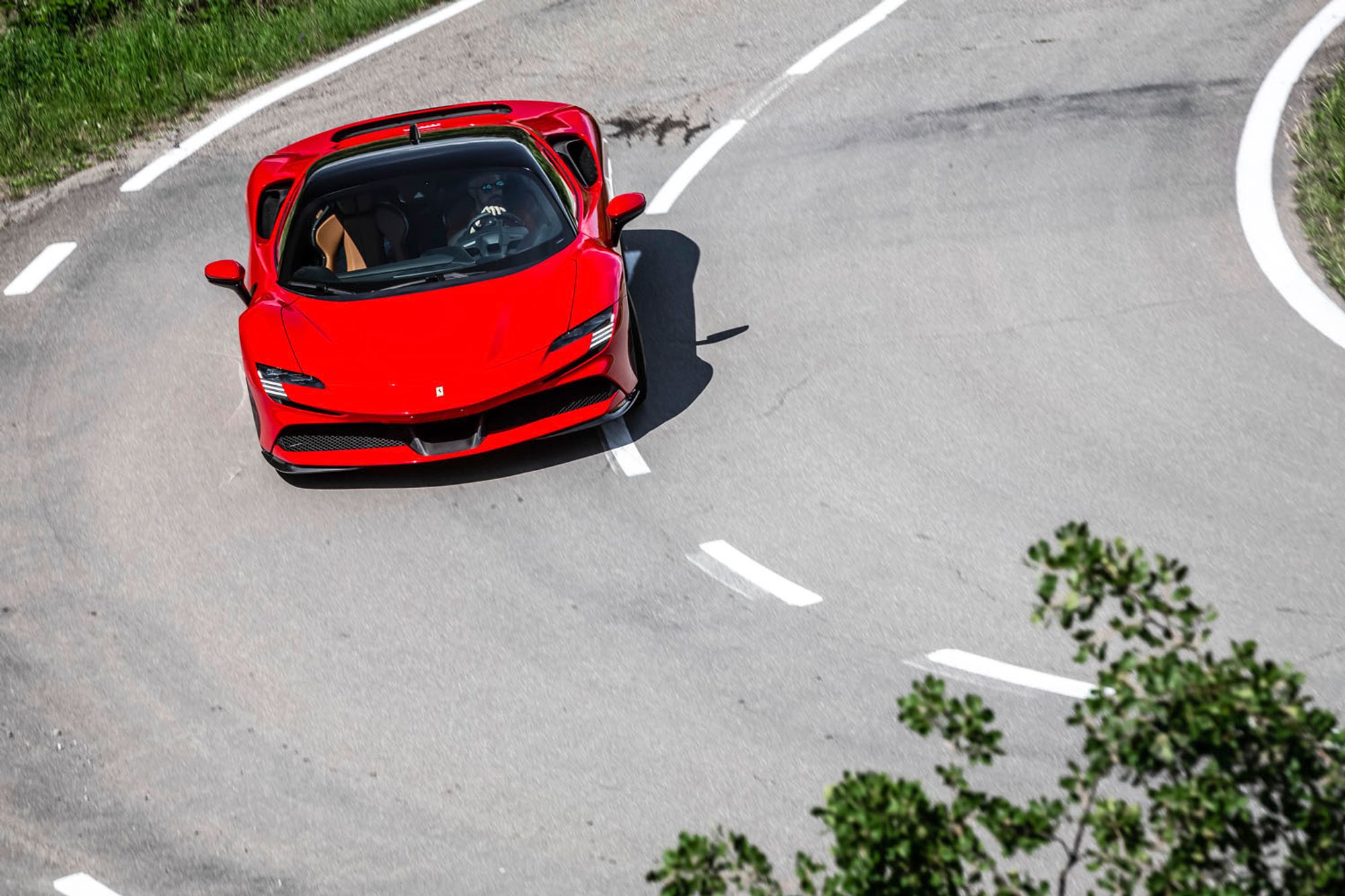 Erleben Sie den Ferrari SF90 Stradale während einer Probefahrt