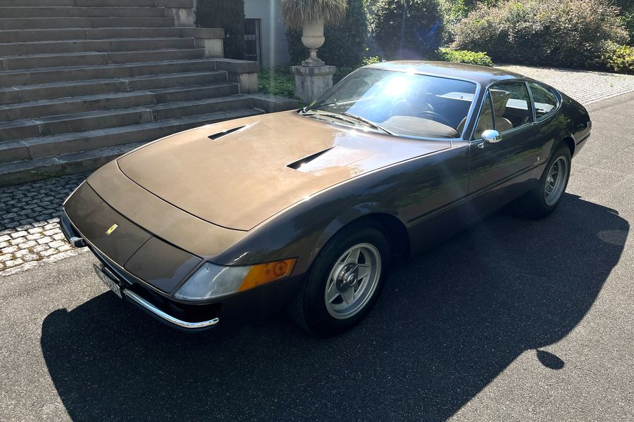 /de/stock/previously-sold/details/ferrari-365-gtb4-daytona/528